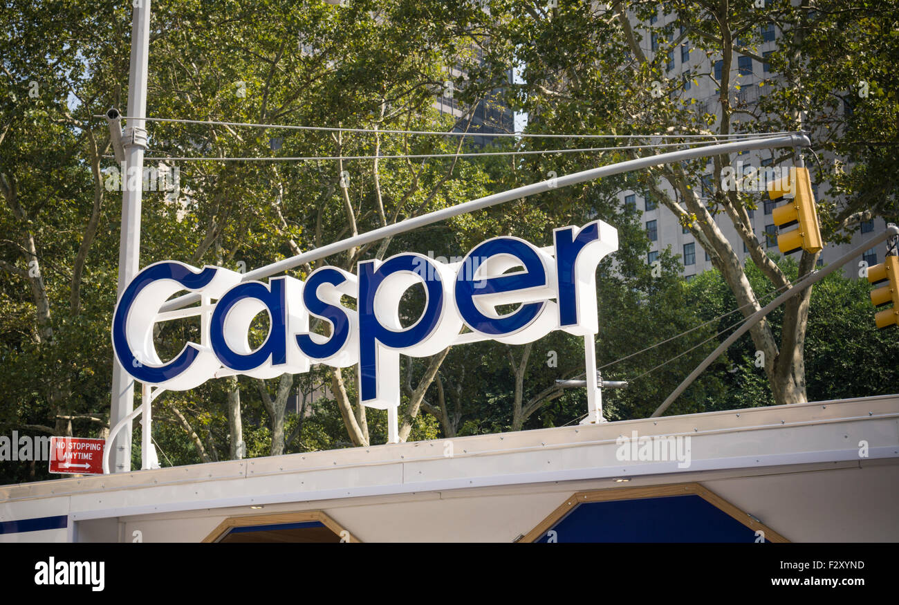 La tournée pan Casper remorque promotionnelle équipées de cabines équipées de matelas Casper à un événement promotionnel à New York vendredi, 18 Septembre, 2015. Les 17 mois, vend un type de matelas de mousse de mémoire via l'internet, voyage dans une boîte avec le matelas d'élargir à l'ouverture. Jusqu'ici, l'entreprise a permis de recueillir 55 millions de dollars en financement et leur produit se vend entre 500 $ et 950 $. (© Richard B. Levine) Banque D'Images