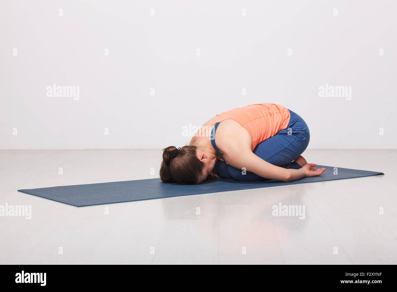 Belle fille sportive monter yogi pratique le yoga asana balasana Banque D'Images