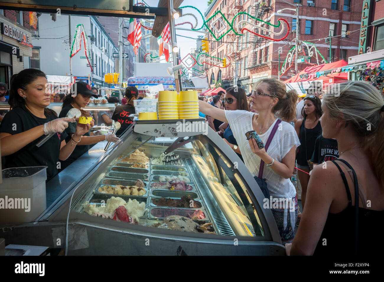 Les visiteurs se gaver de pâtisseries italiennes de Ferrare gelato à la 89e Fête annuelle de San Gennaro dans la Petite Italie de New York le Samedi, Septembre 19, 2015. (© Richard B. Levine) Banque D'Images