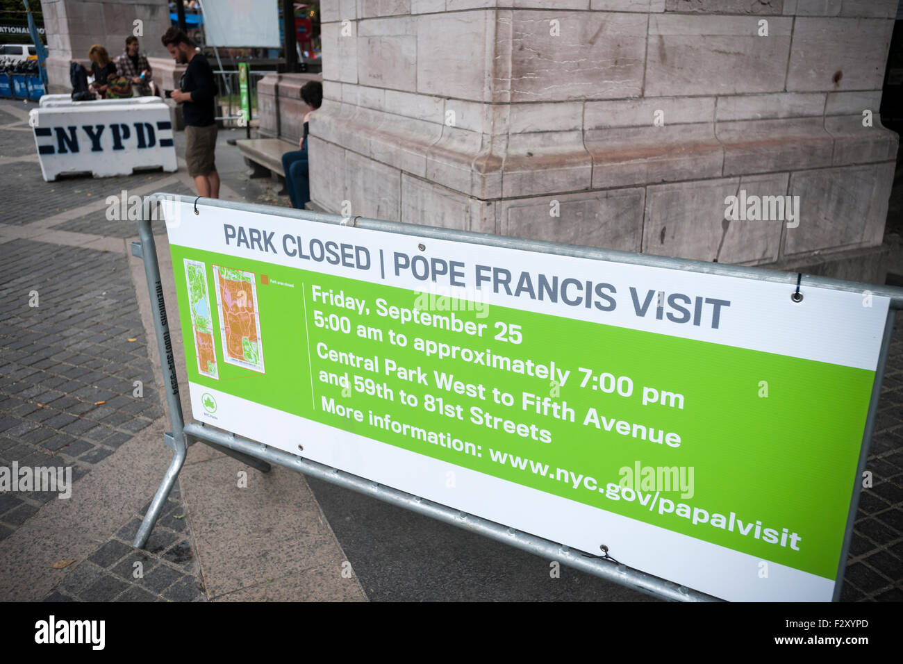 Un panneau d'informations en dehors de Central Park le mardi 22 septembre 2015 de l'informe les visiteurs du parc pour la clôture de la visite du Pape François. Alors qu'à New York le Saint-Père aura un cortège dans Central Park où 80 000 personnes qui ont reçu des billets va le voir. (© Richard B. Levine) Banque D'Images