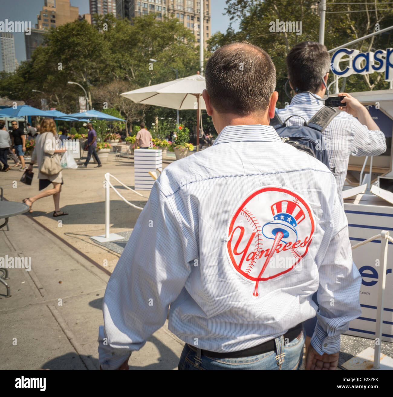 Un ventilateur Yankees portant le logo des équipes sur sa chemise, à New York, le vendredi 19 septembre, 2015. (© Richard B. Levine) Banque D'Images