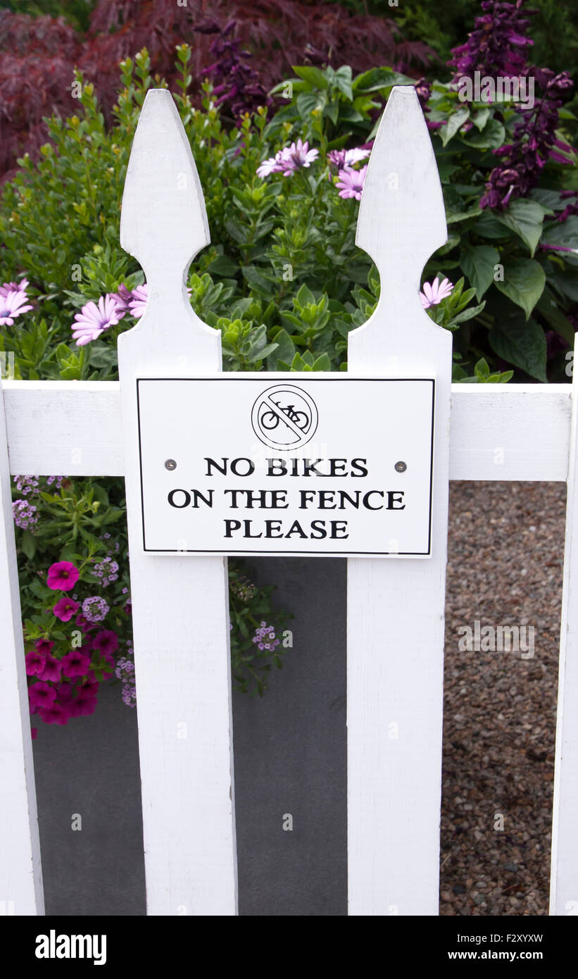 Panneau disant pas de vélos sur la clôture parce qu'il est propriété privée. Banque D'Images Panneau disant pas de vélos sur la clôture parce qu'il est propriété privée. Banque D'Images