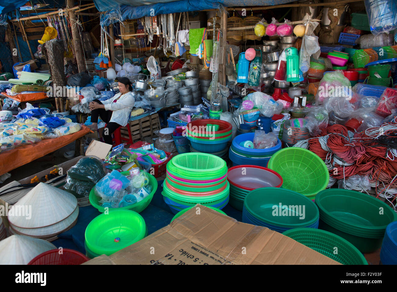 La tribu, l'ethnie Hmong du shopping au marché de Muong Hum, au Vietnam. Banque D'Images