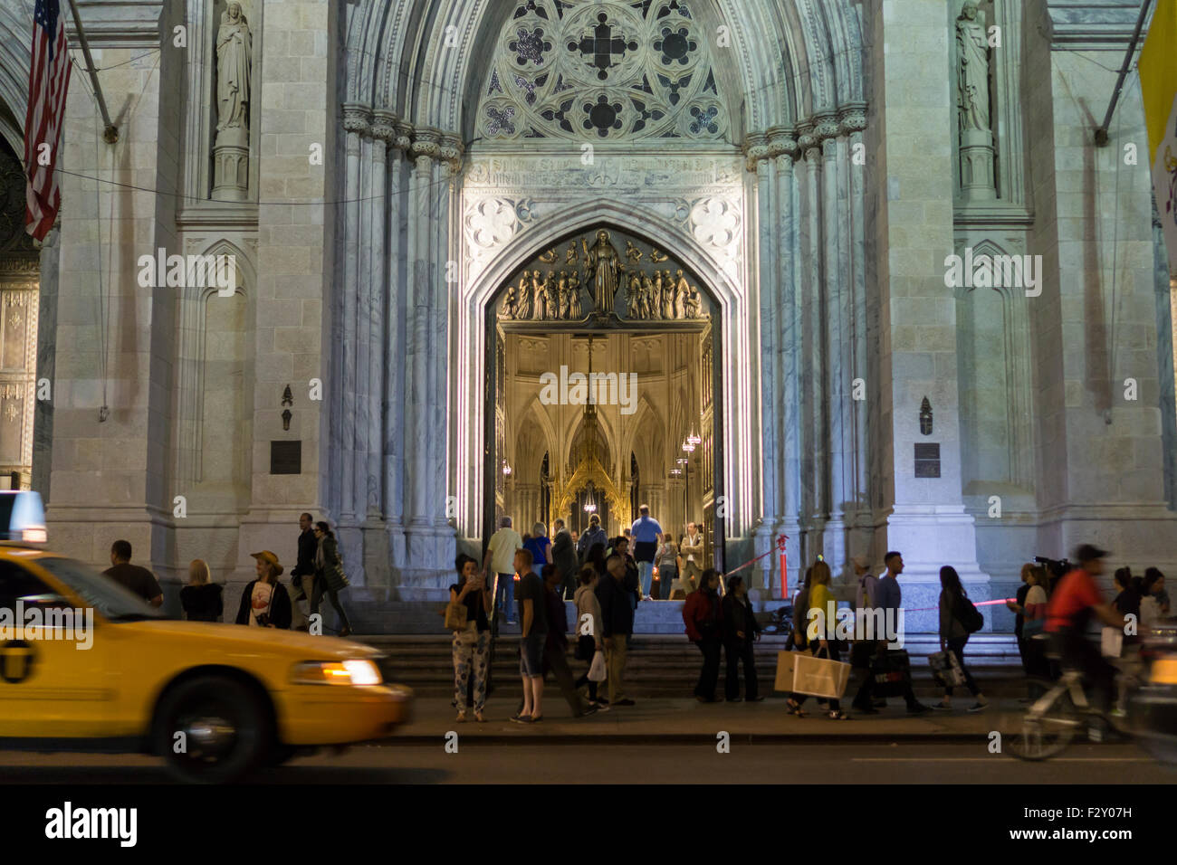 Les visiteurs affluent vers la cathédrale St Patrick sur la Cinquième Avenue à New York le Mardi, Septembre 22, 2015. La cathédrale et la zone autour d'elle sera bientôt fermée comme le Pape François, le Saint Père, va prier à la vêpres dans la cathédrale au cours de sa visite à New York.. (© Richard B. Levine) Banque D'Images