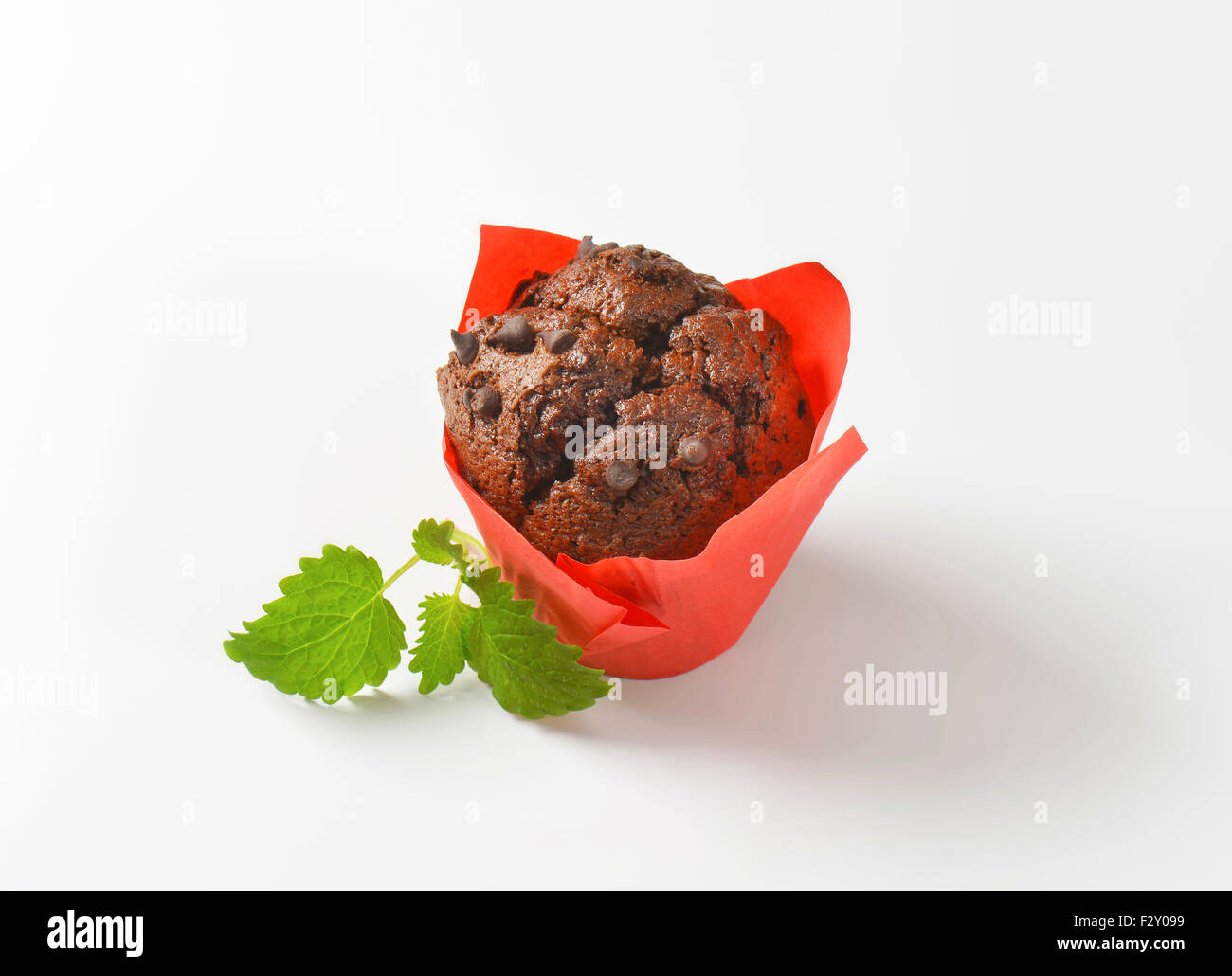 Muffin au chocolat double enveloppée de papier rouge Banque D'Images