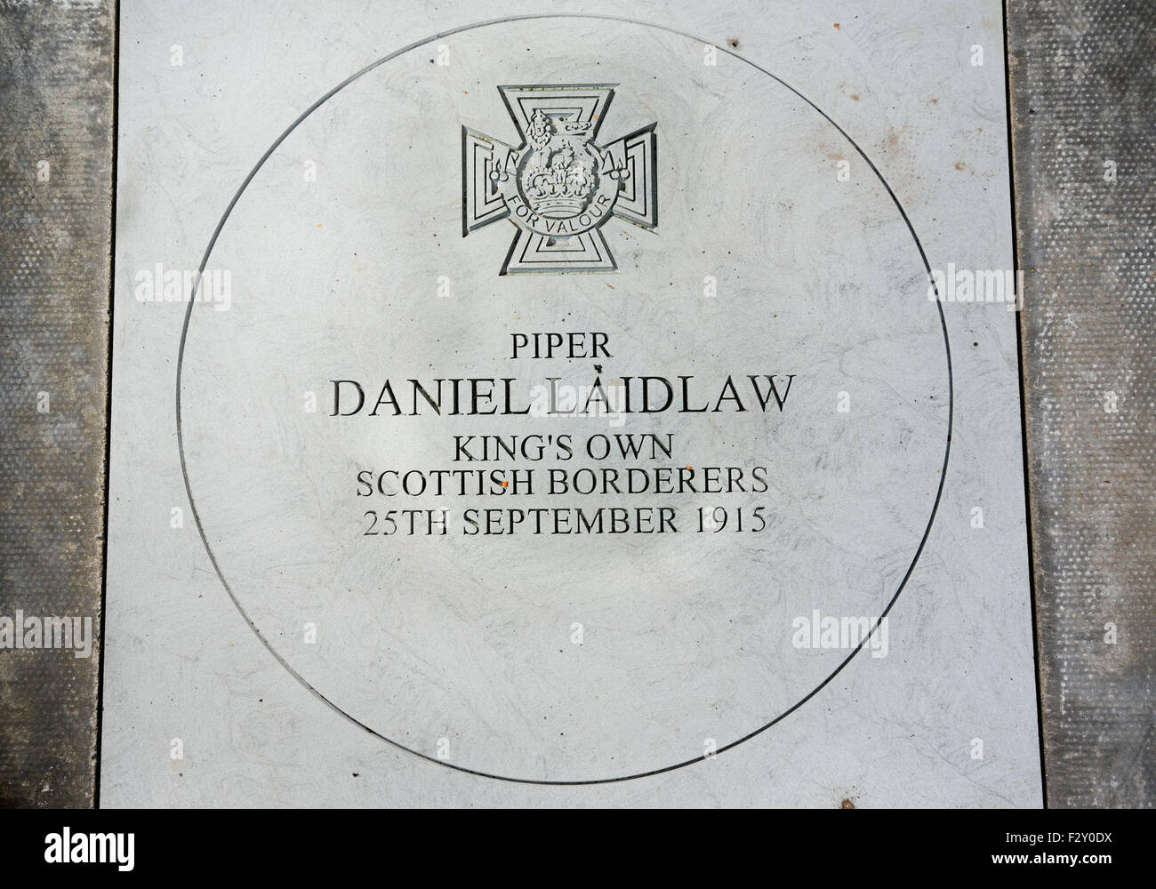 Swinton, UK. 25 Septembre, 2015. La pose de la pierre commémorative VC dans le petit village de la frontière écossaise Swinton pour marquer le 100e anniversaire de l'attribution de la Croix de Victoria à Piper Daniel Laidlaw pour ses actions alors qu'il servait avec le 7e bataillon du King's Own Scottish Borderers. Daniel Logan Laidlaw est né à Little Swinton, Berwickshire le 26 juillet 1875 et rejoint l'armée en 1896. Il a servi avec le Durham Light Infantry en Inde où il a reçu un certificat pour son travail lors d'une épidémie de peste à Bombay en 1898. Banque D'Images