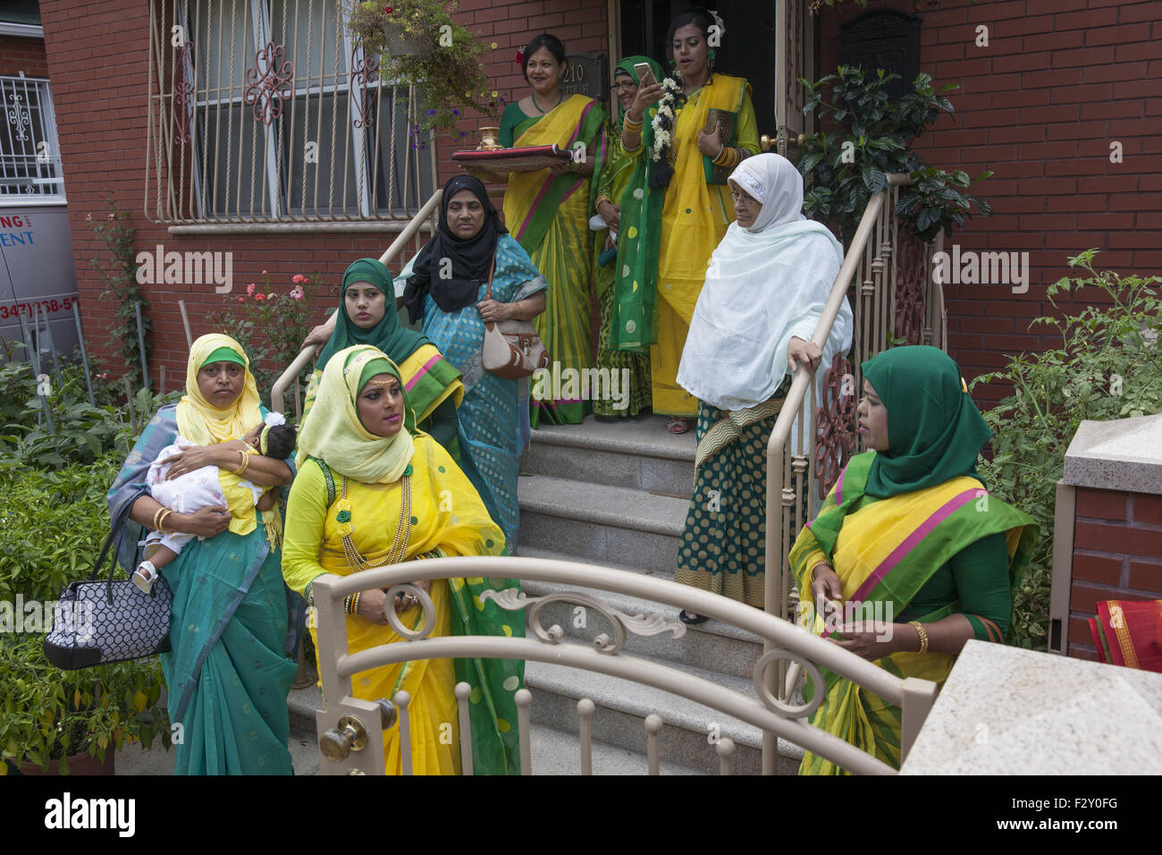 La famille du marié musulman bangladais quitte la maison pour sa réception de mariage dans la région de Brooklyn, New York. Banque D'Images