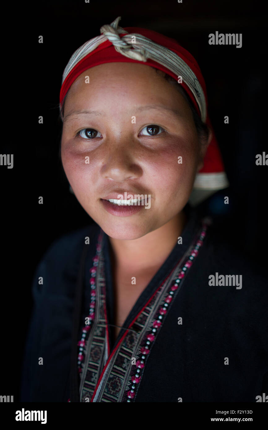'Dzao Rouge' de la tribu Hmong ethniques au nord du Vietnam. Banque D'Images
