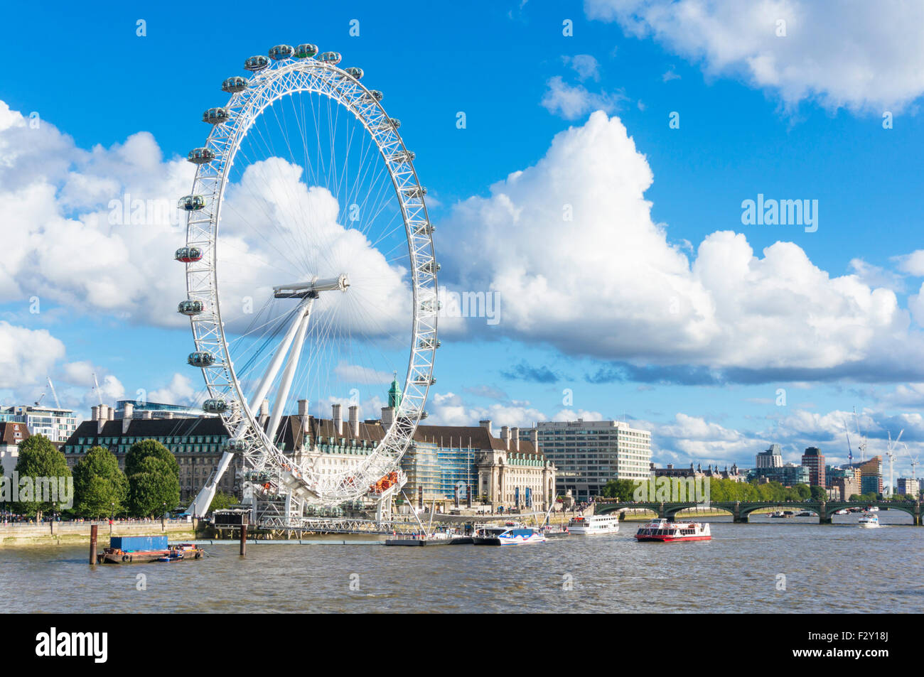 Le London Eye sur la rive sud de la Tamise Londres Angleterre GO UK EU Europe Banque D'Images