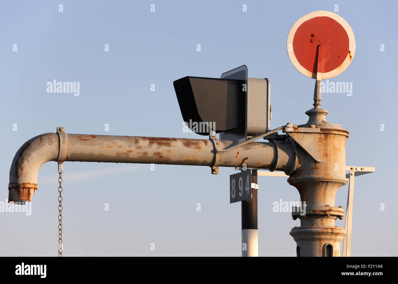 Tuyau d'eau sur une gare ferroviaire avec alerte rouge Banque D'Images