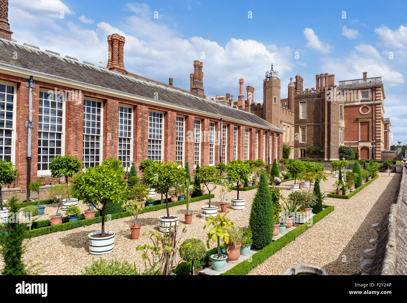 La partie inférieure du jardin et de la terrasse de l'Orangerie, le Palais de Hampton Court, Greater London, England, UK Banque D'Images