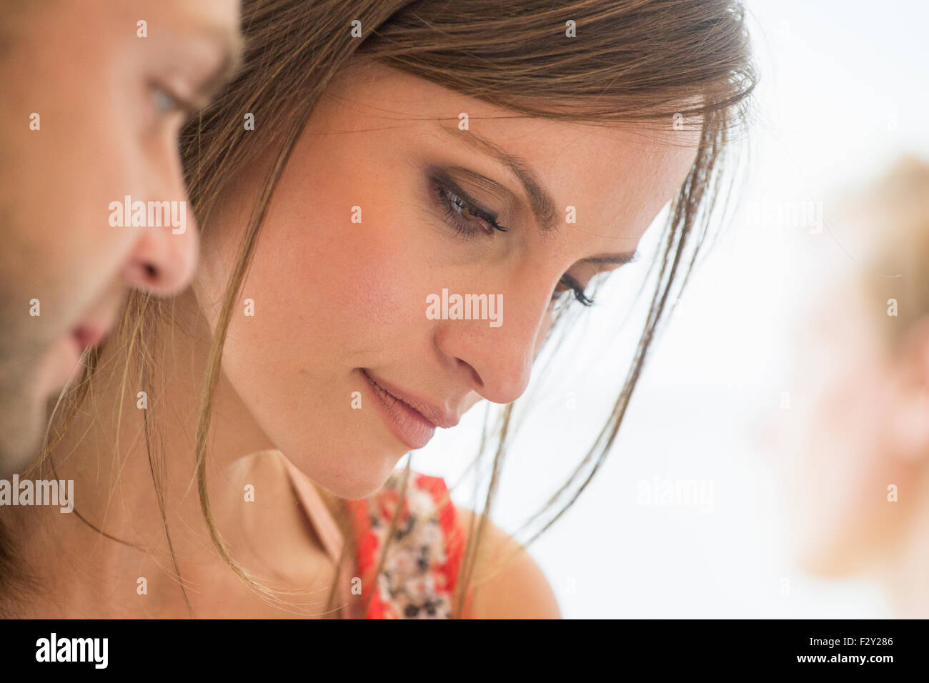 Deux personnes, homme et femme regardant vers le bas. Banque D'Images