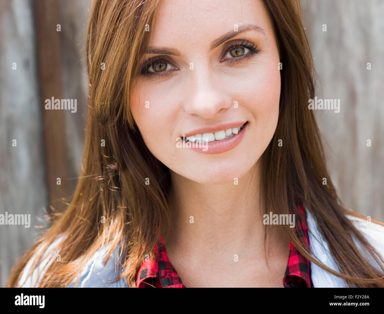 Une belle femme avec les yeux bruns et les cheveux bruns. Banque D'Images