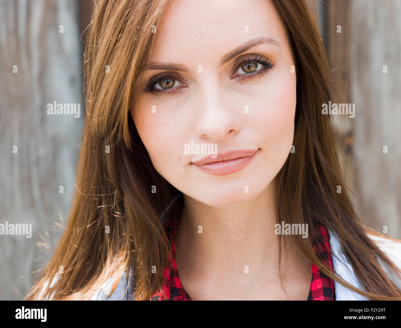 Une jeune femme avec des yeux bruns. Banque D'Images