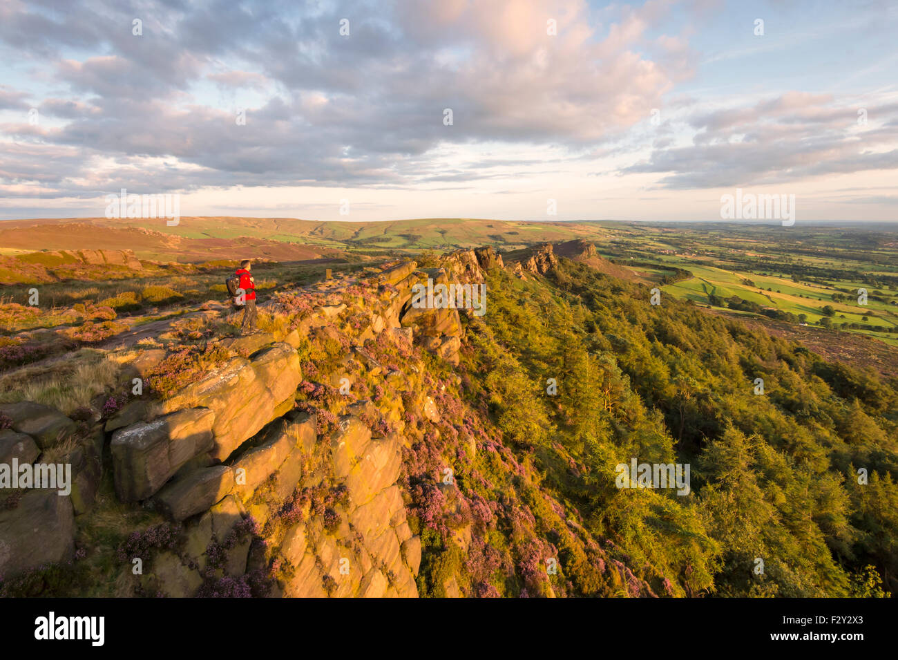 Un marcheur à l'ensemble de la poule de cafards et de nuage, parc national de Peak District, Staffordshire UK Banque D'Images