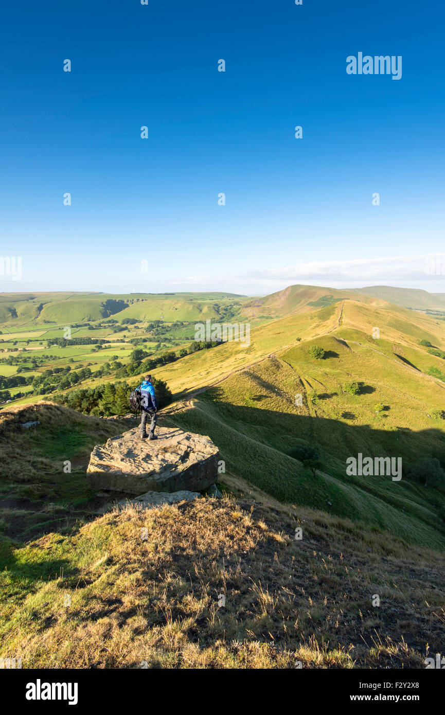 Un marcheur à la recherche de la grande arête et espoir Vallée vers Mam Tor, près de Castleton, parc national de Peak District, Derbyshire, Banque D'Images