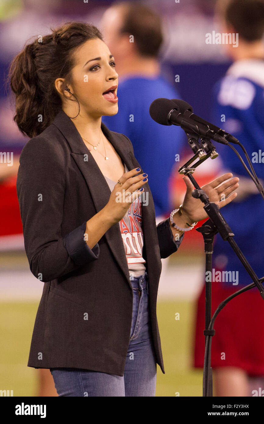 Le 24 septembre 2015, l'actrice et chanteuse cubano-américaine Ana Villafane chante l'hymne national au cours de la NFL match entre les Redskins de Washington et les Giants de New York au Stade MetLife à East Rutherford, New Jersey. Les Giants de New York a gagné 32-21. Christopher Szagola/CSM Banque D'Images