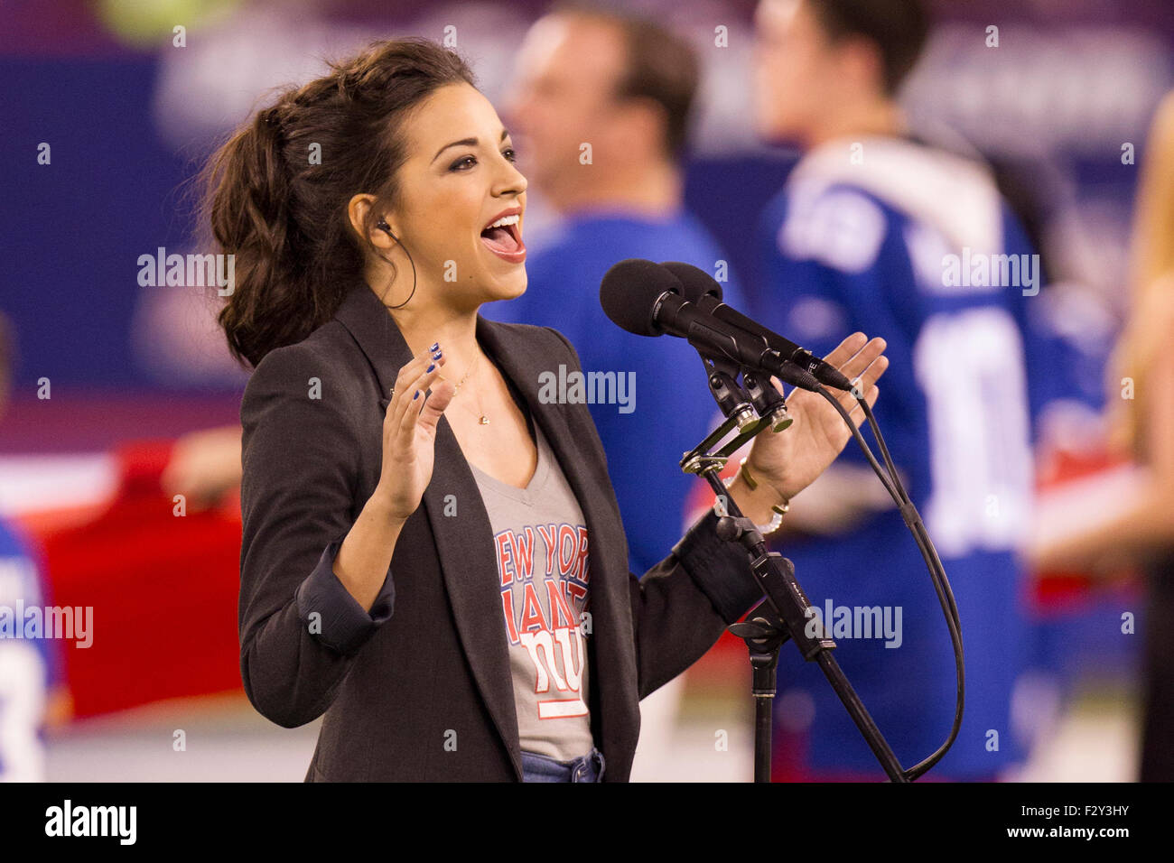 Le 24 septembre 2015, l'actrice et chanteuse cubano-américaine Ana Villafane chante l'hymne national au cours de la NFL match entre les Redskins de Washington et les Giants de New York au Stade MetLife à East Rutherford, New Jersey. Les Giants de New York a gagné 32-21. Christopher Szagola/CSM Banque D'Images