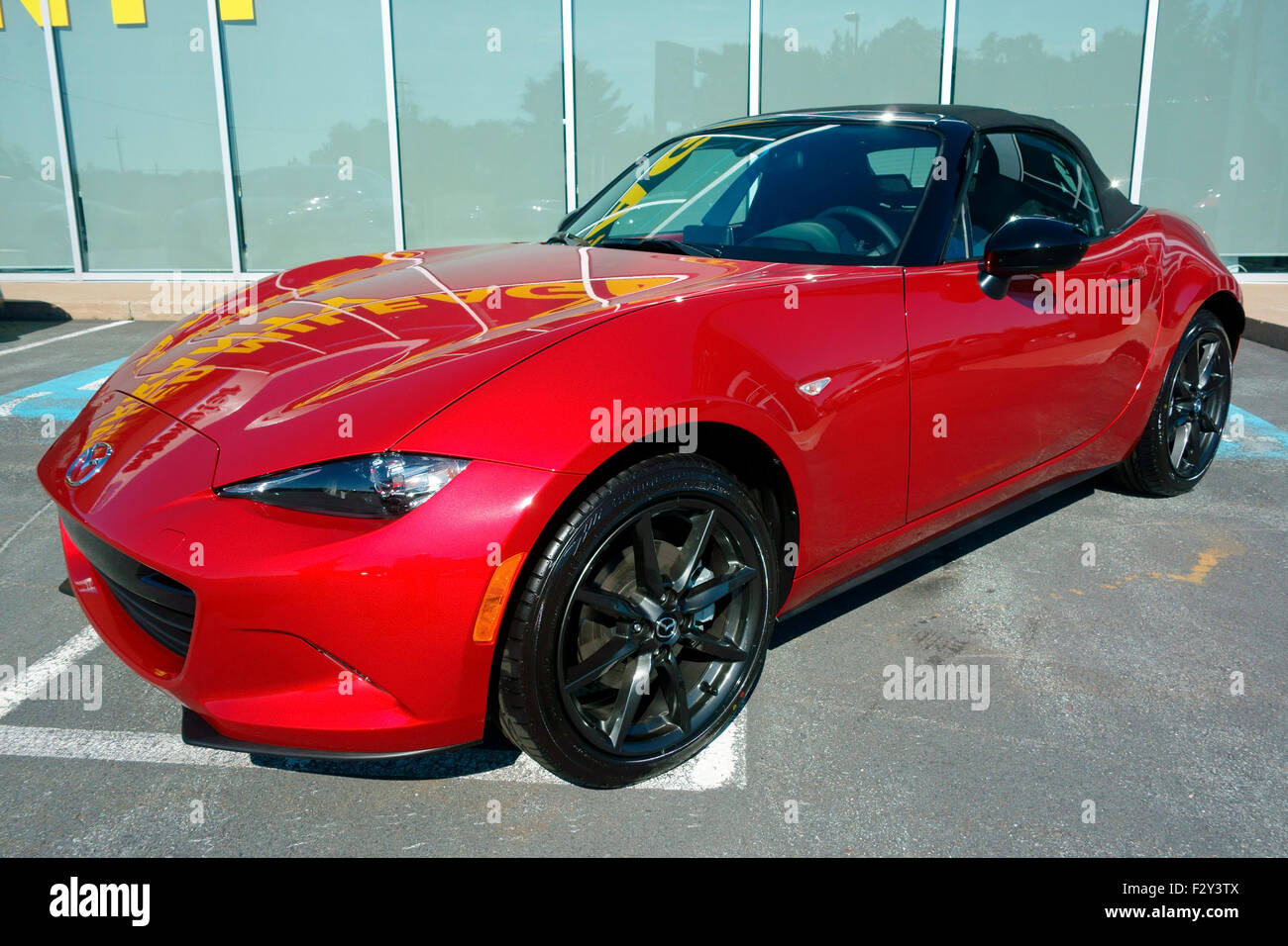 Red 2016 Mazda MX-5 Roadster Miata véhicule automobile de voiture de sport Banque D'Images