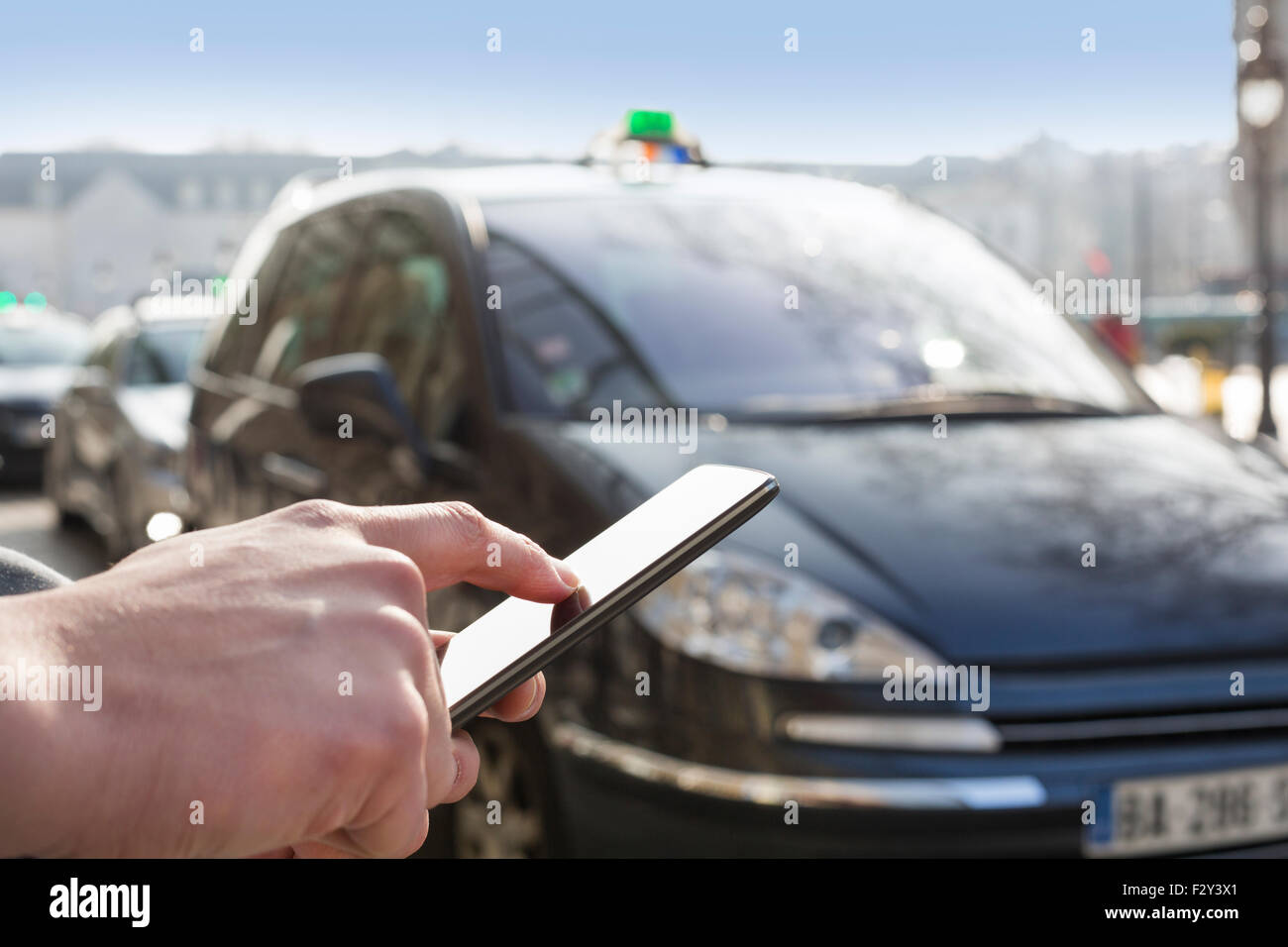L'homme commande un taxi à partir de son téléphone mobile. Close-up hands Banque D'Images