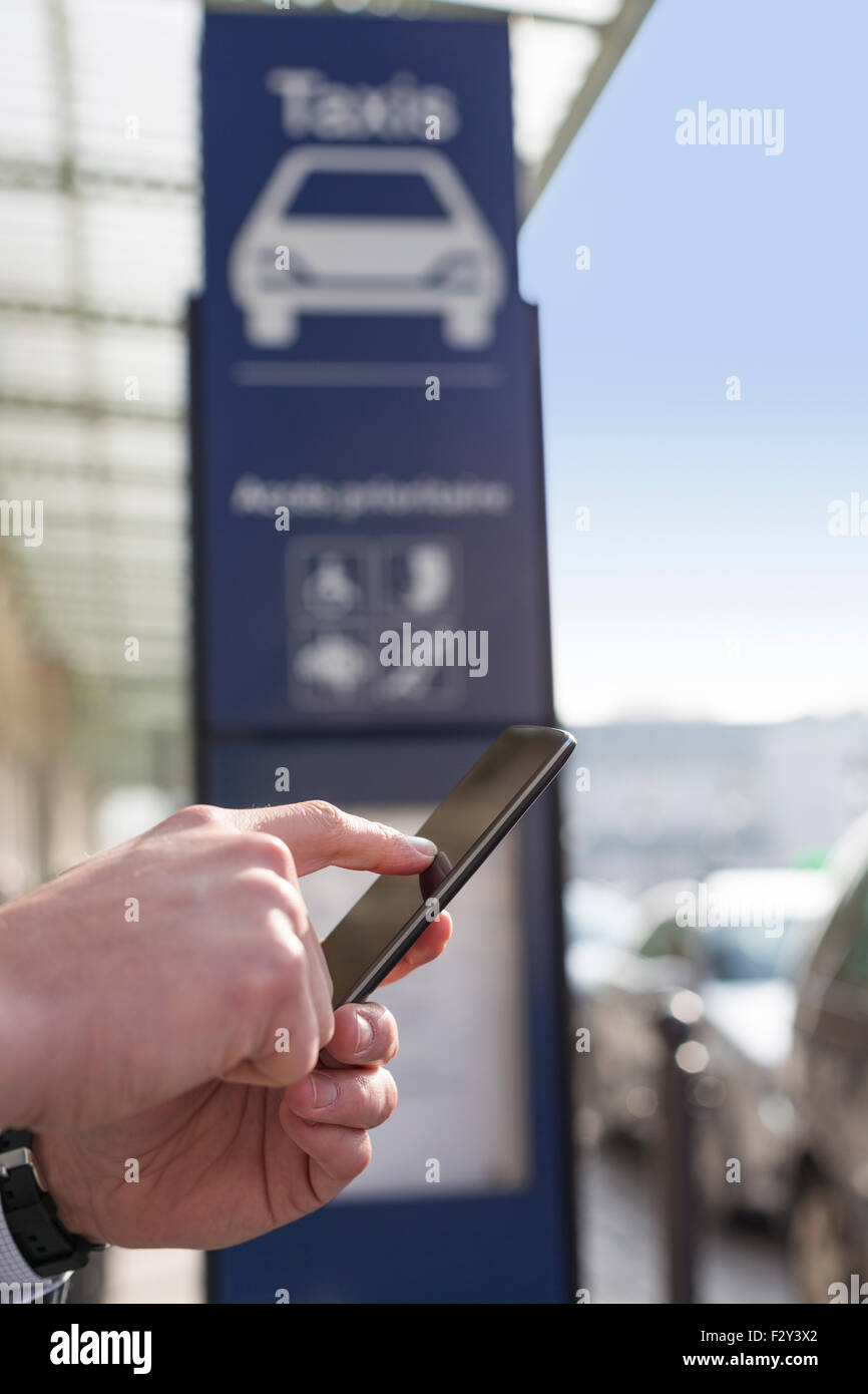 L'homme commande un taxi à partir de son téléphone mobile. Close-up hands Banque D'Images