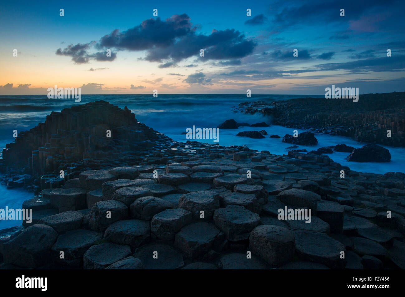 Crépuscule sur la chaussée des géants, comté d'Antrim, Irlande du Nord, Royaume-Uni Banque D'Images