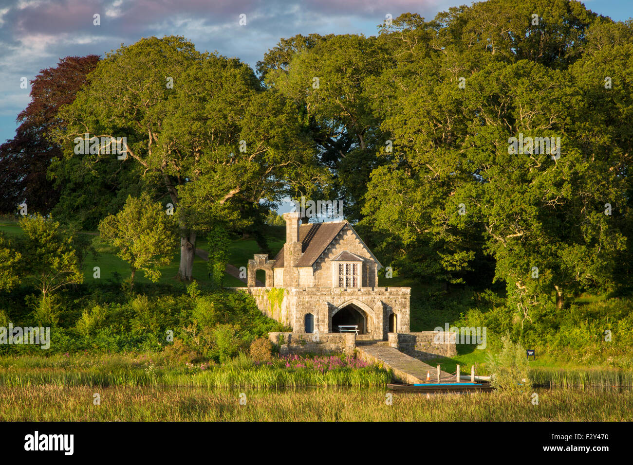 Château Crom Boathouse le long du Lough Erne en Irlande du Nord, Royaume-Uni Banque D'Images