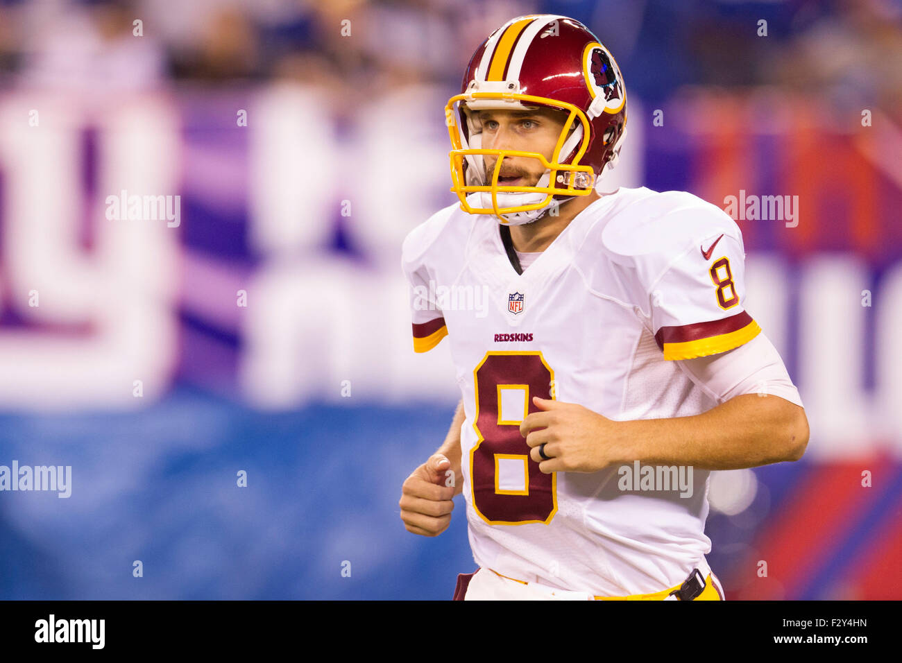 Le 24 septembre 2015, Washington Redskins (quarterback Kirk Cousins (8) au cours de la NFL match entre les Redskins de Washington et les Giants de New York au Stade MetLife à East Rutherford, New Jersey. Les Giants de New York a gagné 32-21. Christopher Szagola/CSM Banque D'Images