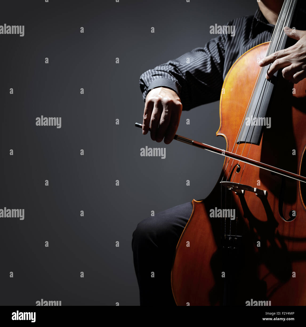 Joueur de violoncelle violoncelliste ou l'exécution d'un orchestre avec copie espace isolé Banque D'Images