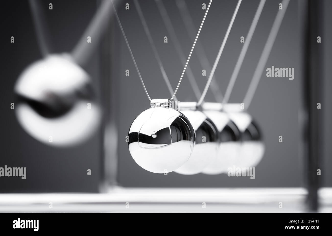 La physique de Newton's cradle concept pour l'action et de la réaction ou la cause et l'effet Banque D'Images La physique de Newton's cradle concept pour l'action et de la réaction ou la cause et l'effet Banque D'Images