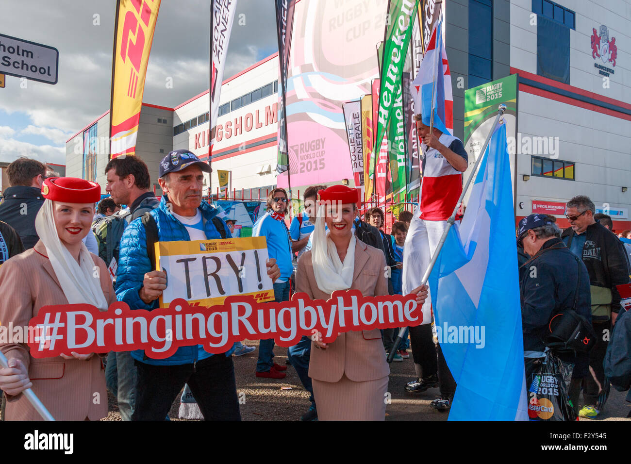 Gloucester, Royaume-Uni. 25 Septembre, 2015. Rugby fans appréciant l'atmosphère à l'extérieur d'avant-match stade Kingsholm avant le coup d'PixBytes : Crédit/Alamy Live News Banque D'Images
