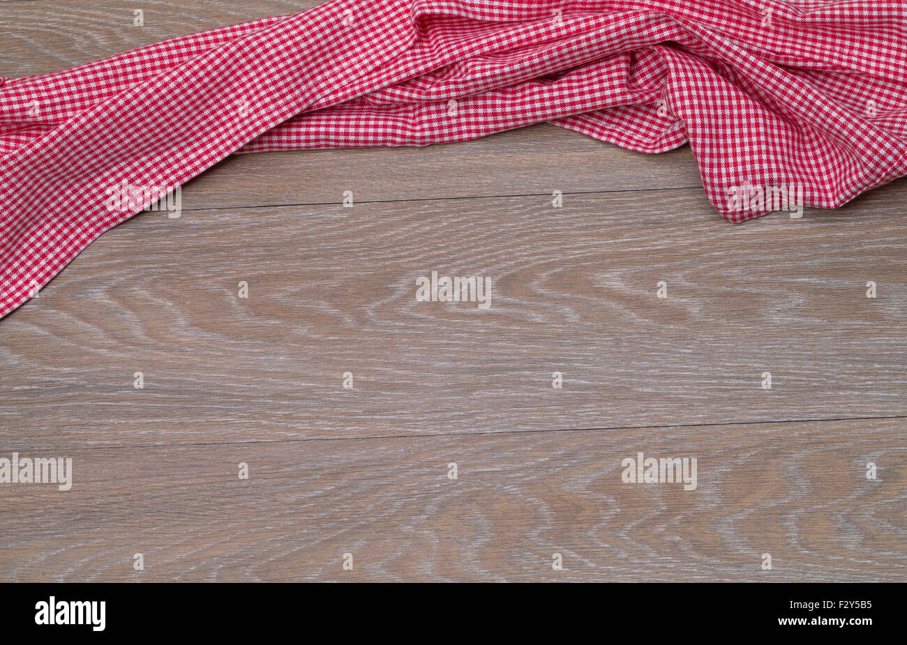 Torchon à carreaux rouge sur une table en bois vintage Banque D'Images