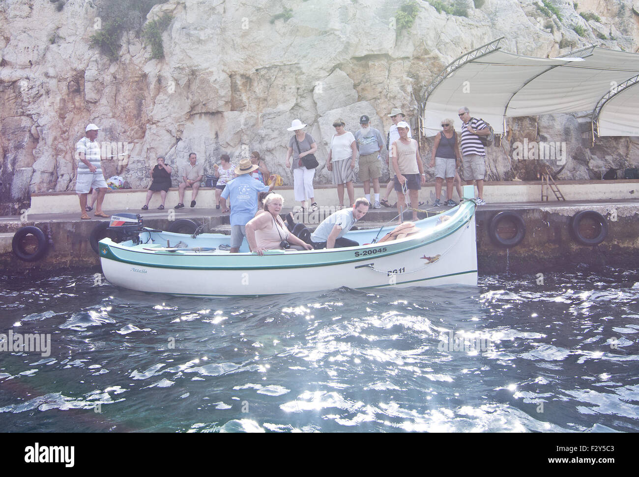 Pier de touristes et de bateaux prêts à partir en tournée en attraction touristique populaire Grotte Bleue, Malte. Banque D'Images