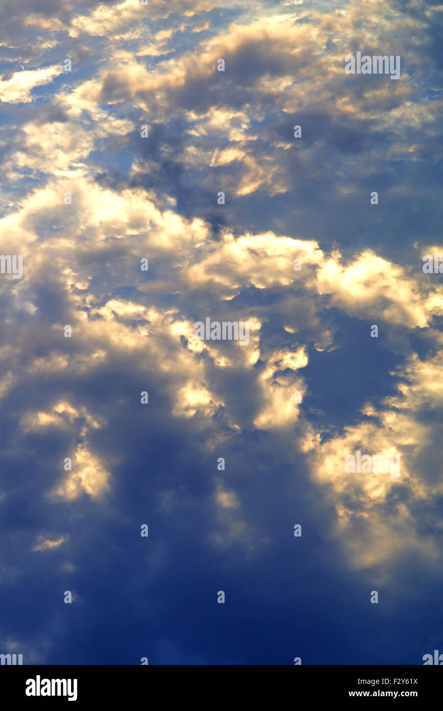 La lumière du soleil spectaculaire avec des nuages dans le ciel. Banque D'Images