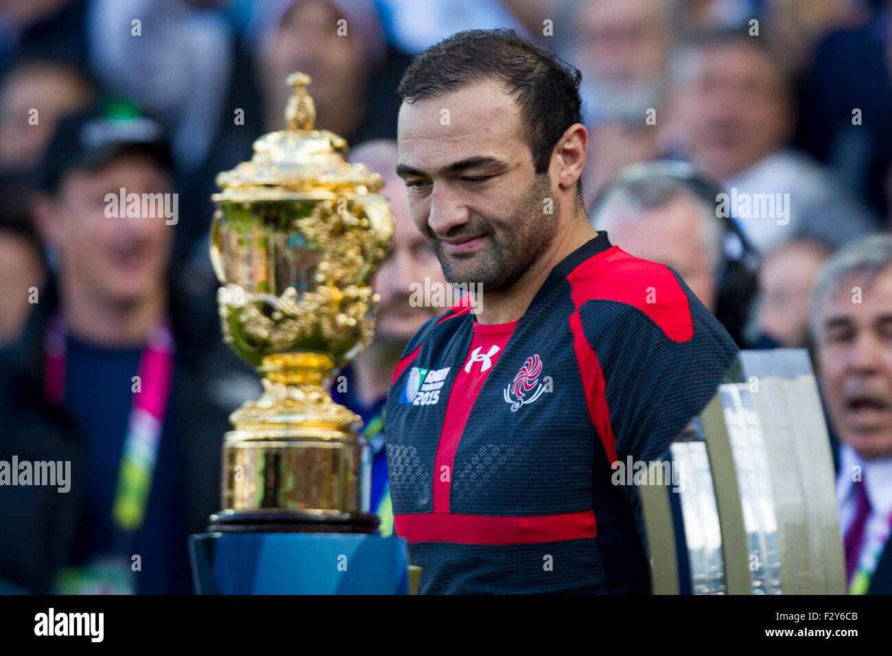 Kingsholm, Gloucester, Royaume-Uni. 25 Septembre, 2015. Coupe du Monde de Rugby. L'Argentine contre la Géorgie. Mamuka Gorgodze de Géorgie sourire alors qu'il marche le trophée William Webb Ellis. Credit : Action Plus Sport/Alamy Live News Banque D'Images