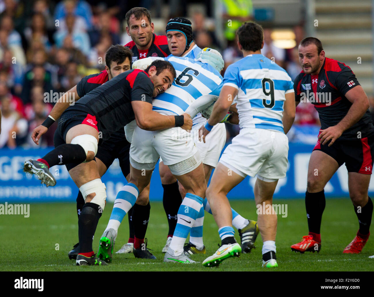 Kingsholm, Gloucester, Royaume-Uni. 25 Septembre, 2015. Coupe du Monde de Rugby. L'Argentine contre la Géorgie. Mamuka Gorgodze de Géorgie tente d'arrêter Juan Manuel Leguizamon de l'Argentine. Credit : Action Plus Sport/Alamy Live News Banque D'Images