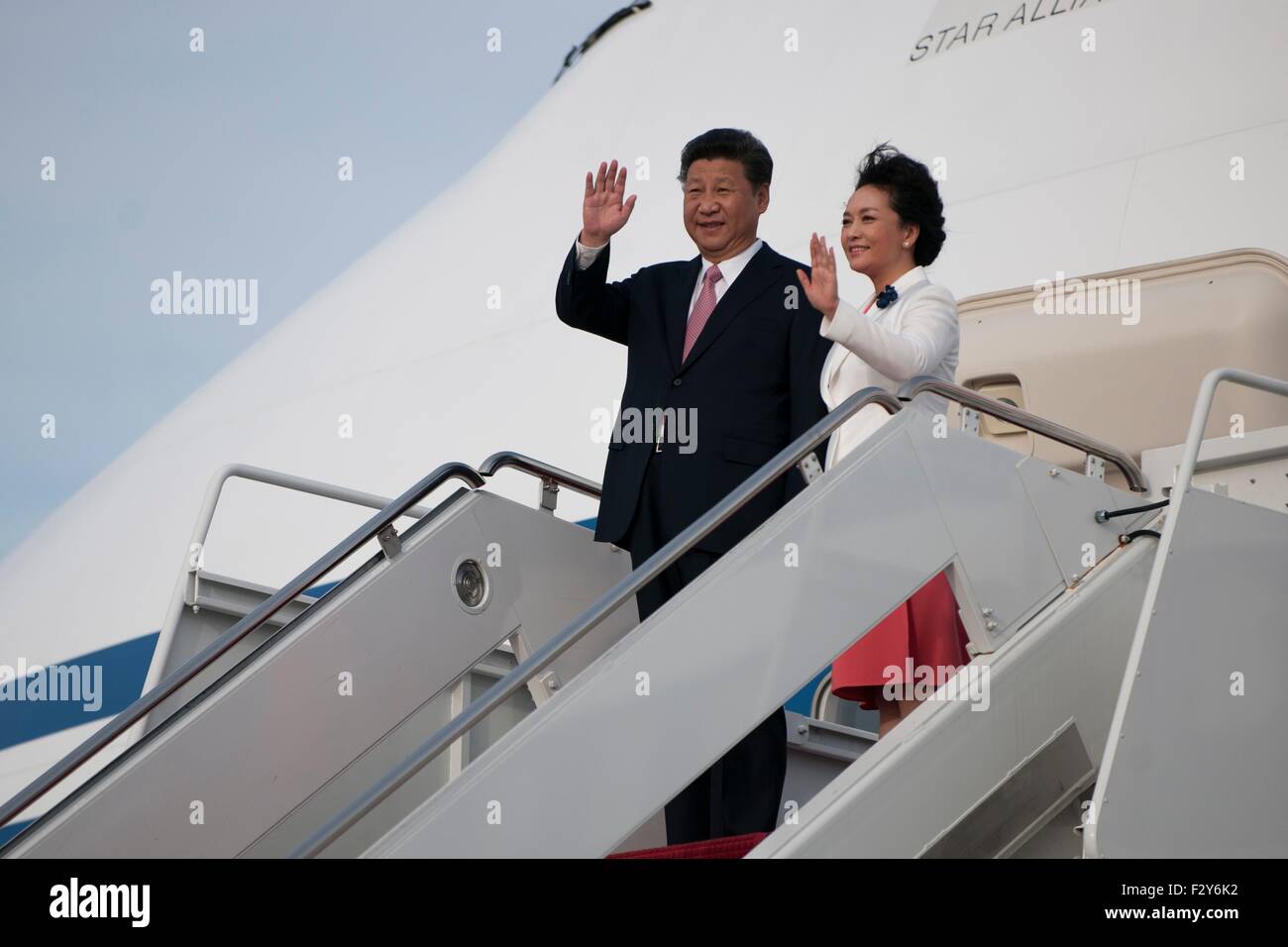 Le président chinois Xi Jinping vagues qu'il obtient d'un avion sur Joint Base Andrews, dans le Maryland, le 24 septembre 2015. Xi s'est rendu dans la région de Washington pour rencontrer les dirigeants américains pour une visite d'état. Banque D'Images