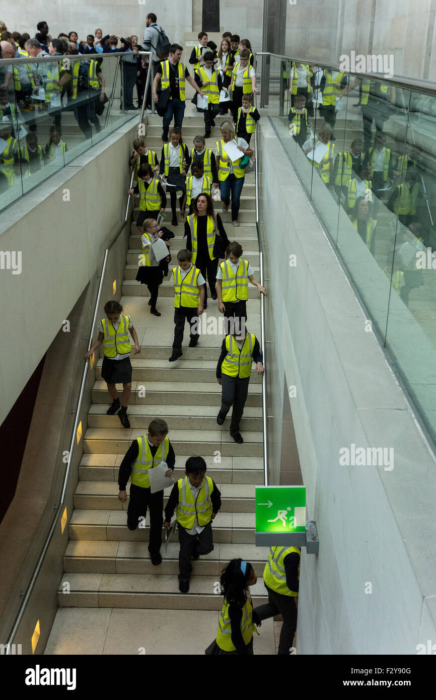 Enfants en classe sur les sorties de classe avec l'enseignant au British Museum, Londres, Angleterre, Royaume-Uni Banque D'Images