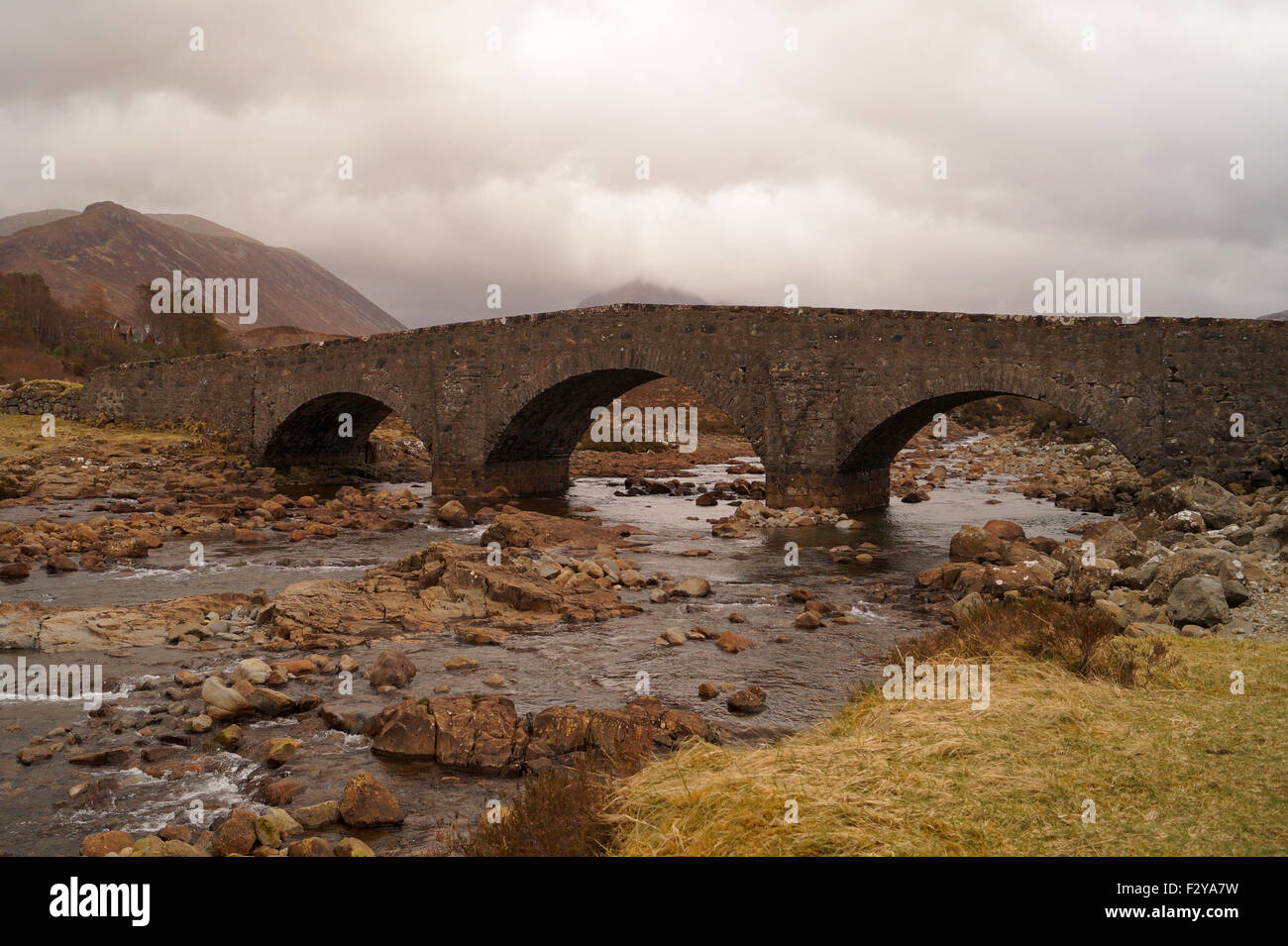 Sligachan Pont sur l'île de Skye en Écosse avec la rivière basse Banque D'Images