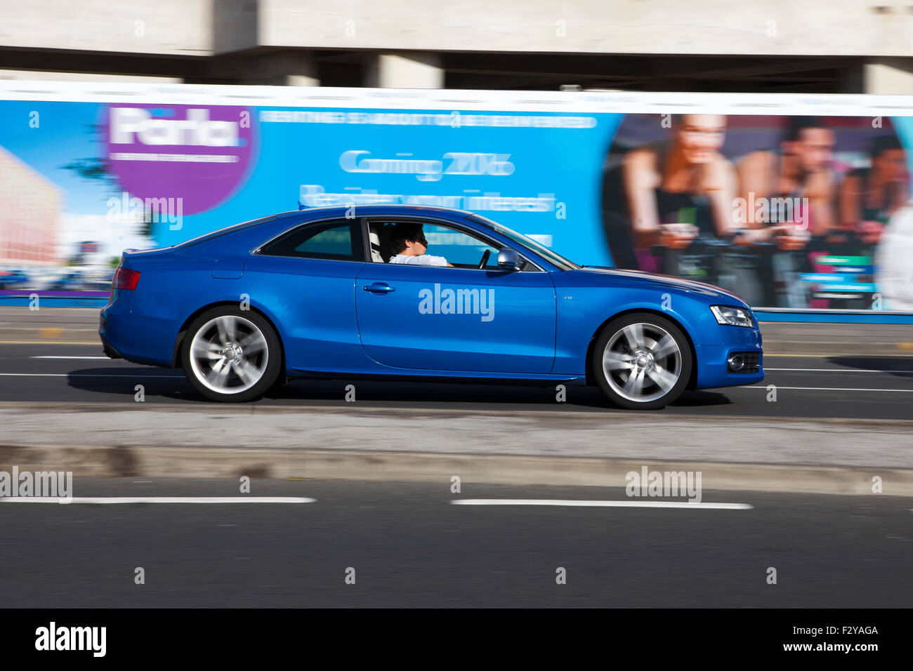 Vue côté route Audi A5 flou floue ; les véhicules en mouvement sur "Le Strand' à Liverpool, Liverpool, Merseyside, Royaume-Uni Banque D'Images