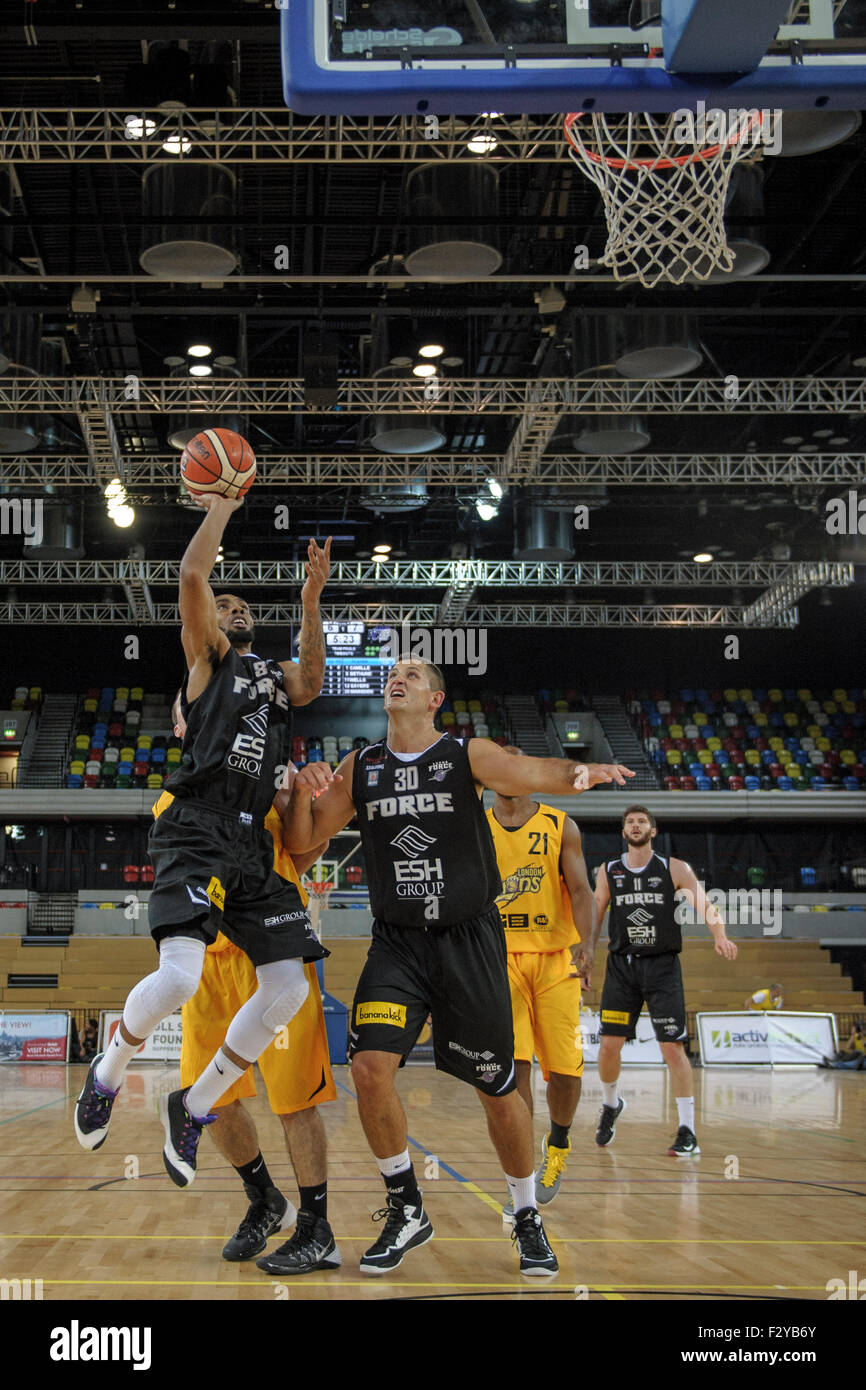 Londres, Royaume-Uni. 25 Septembre, 2015. British Basketball League - London Lions v Leeds vigueur. Leeds vigueur Guard Darrell Bethune [# 8] disques durs pour le panier pendant la BBL match de basket-ball entre les Lions et le Leeds Londres vigueur à la boîte de cuivre Arena, London. Les Lions a gagné le match 99-60. Crédit : Stephen Bartholomew/Alamy Live News Banque D'Images