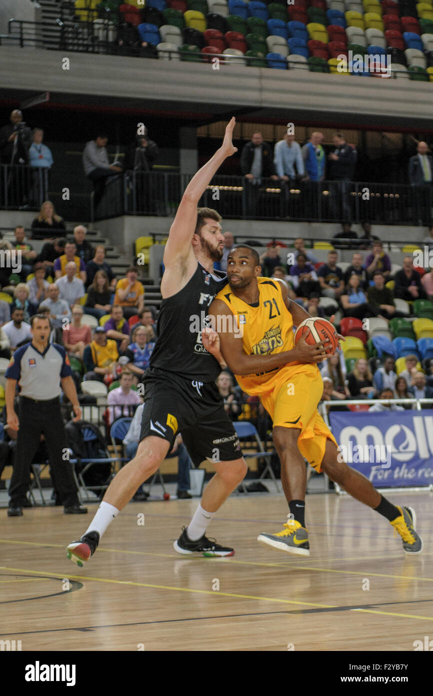 Londres, Royaume-Uni. 25 Septembre, 2015. British Basketball League - London Lions v Leeds vigueur. Puissance du Lion Demond Watt [# 21] disques durs pour le panier pendant la BBL match de basket-ball entre les Lions et le Leeds Londres vigueur à la boîte de cuivre Arena, London. Crédit : Stephen Bartholomew/Alamy Live News Banque D'Images