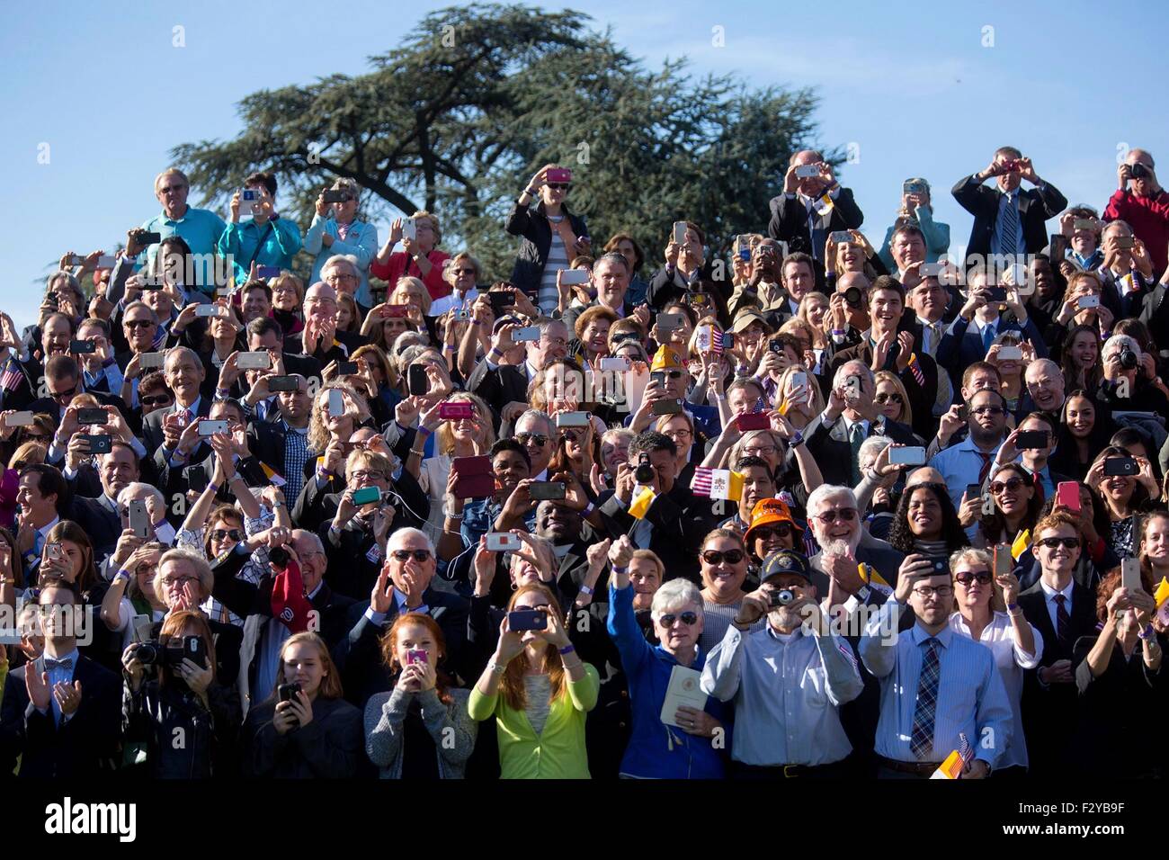 Des milliers vague pendant l'État cérémonie d'arrivée pour le Pape François sur la pelouse Sud de la Maison Blanche le 23 septembre 2015 à Washington, DC. Il s'agit de la première visite par le Pape François aux États-Unis. Banque D'Images