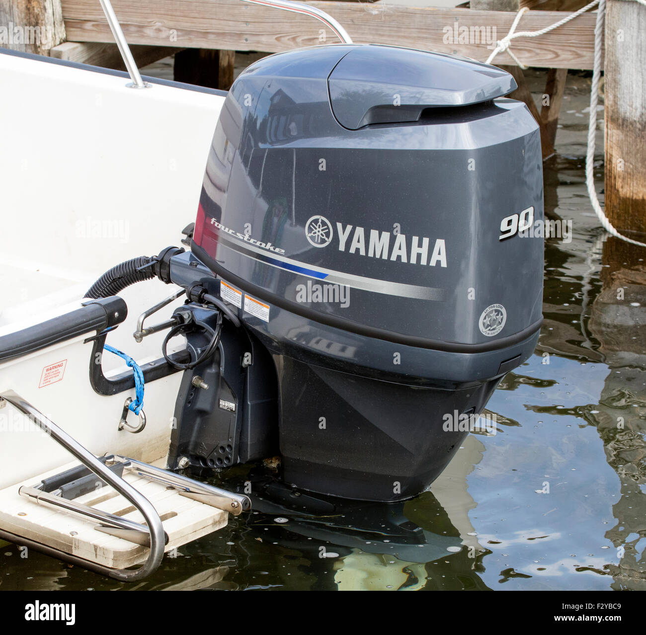 90 Quatre-vingt-dix chevaux Yamaha moteur hors-bord à quatre temps accroché à un tableau. Banque D'Images