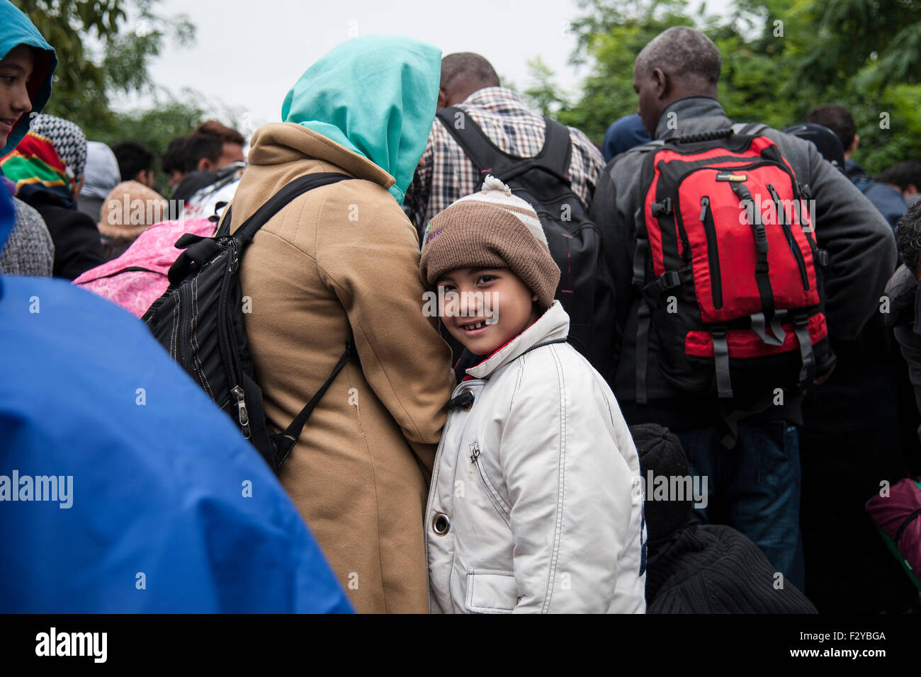 Bapska, Croatie. Sep 23, 2015. Un enfant sur le chemin qui conduit à l'Serbian-Croatian frontière, dans le camp de réfugiés de Bapska. Plus de réfugiés continuent à arriver en Europe à cause des persécutions et de la pauvreté dans leur pays. © Ivan Romano/Pacific Press/Alamy Live News Banque D'Images