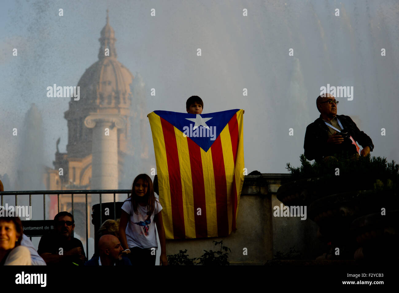 Barcelone, Catalogne, Espagne. 25 Septembre, 2015. Un garçon est titulaire d'un estelada drapeau indépendantiste catalan () au cours de la dernière campagne de rallye 'Junts pel Si' (ensemble pour Oui) à Barcelone le 25 septembre, 2015. Dimanche prochain auront lieu des élections régionales en Catalogne. Les sondages indiquent que l'indépendance parties pourraient obtenir la majorité absolue. Crédit : Jordi Boixareu/ZUMA/Alamy Fil Live News Banque D'Images