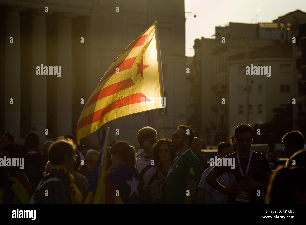Barcelone, Catalogne, Espagne. 25 Septembre, 2015. Un ESTELADA Drapeau indépendantiste (catalan) est visible pendant la campagne finale rallye de 'Junts pel Si' (ensemble pour Oui) à Barcelone le 25 septembre, 2015. Dimanche prochain auront lieu des élections régionales en Catalogne. Les sondages indiquent que l'indépendance parties pourraient obtenir la majorité absolue. Crédit : Jordi Boixareu/ZUMA/Alamy Fil Live News Banque D'Images