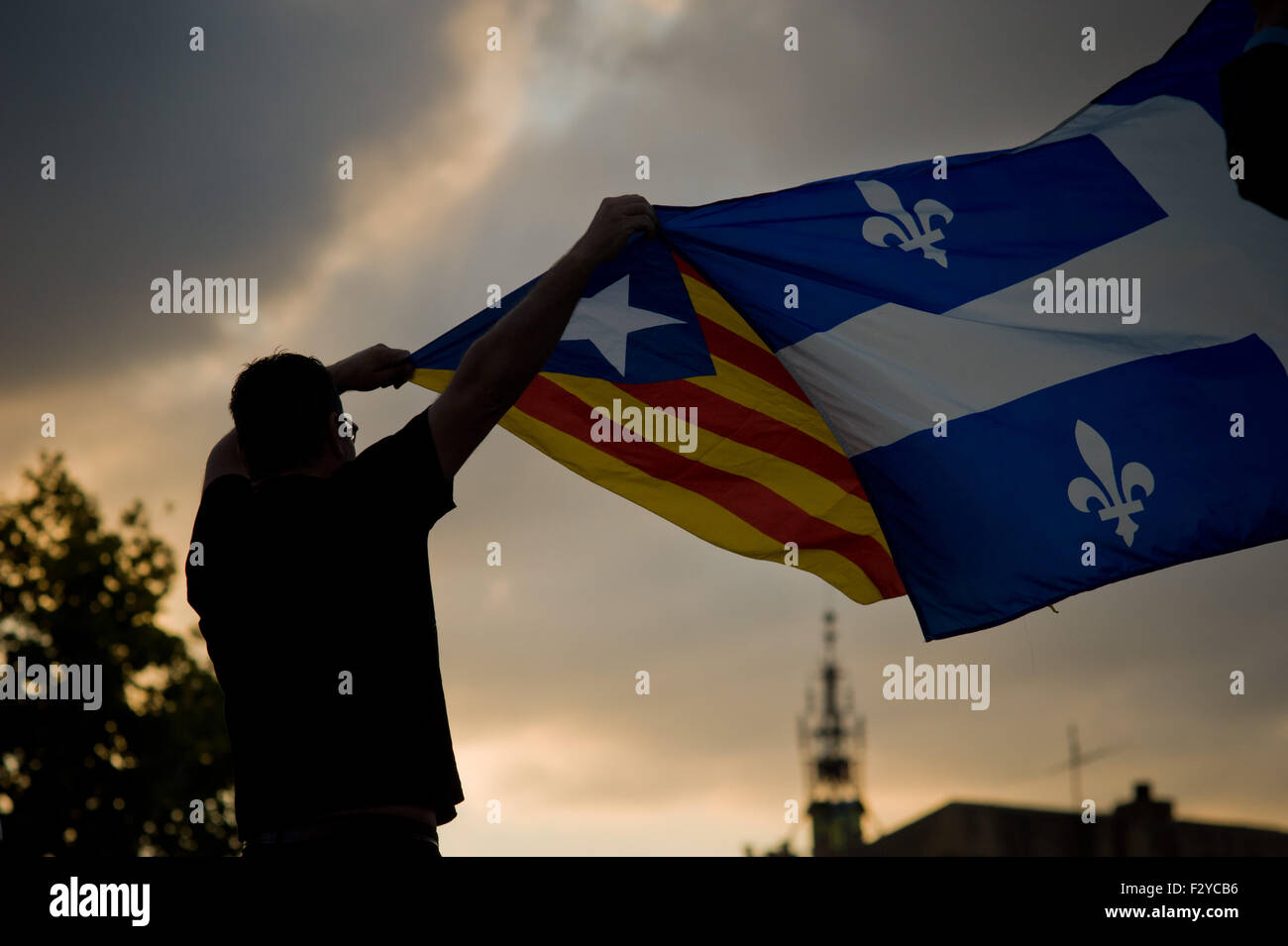Barcelone, Catalogne, Espagne. 25 Septembre, 2015. Un homme détient un estelada drapeau indépendantiste (catalan) et un drapeau du Québec au cours de la dernière campagne de rallye 'Junts pel Si' (ensemble pour Oui) à Barcelone le 25 septembre, 2015. Dimanche prochain auront lieu des élections régionales en Catalogne. Les sondages indiquent que l'indépendance parties pourraient obtenir la majorité absolue. Crédit : Jordi Boixareu/ZUMA/Alamy Fil Live News Banque D'Images