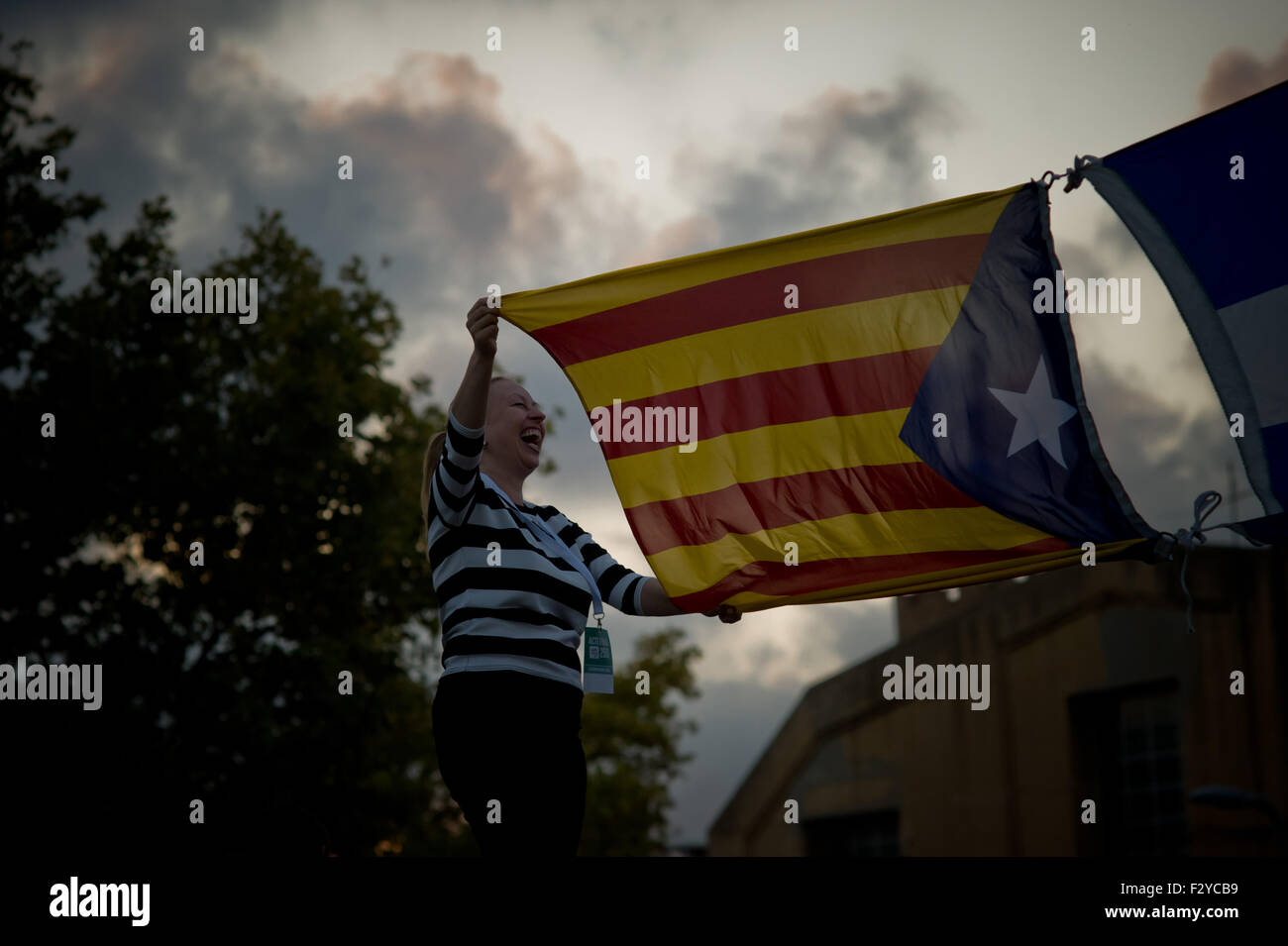 Barcelone, Catalogne, Espagne. 25 Septembre, 2015. Une femme tient un estelada drapeau indépendantiste catalan () au cours de la dernière campagne de rallye 'Junts pel Si' (ensemble pour Oui) à Barcelone le 25 septembre, 2015. Dimanche prochain auront lieu des élections régionales en Catalogne. Les sondages indiquent que l'indépendance parties pourraient obtenir la majorité absolue. Crédit : Jordi Boixareu/ZUMA/Alamy Fil Live News Banque D'Images