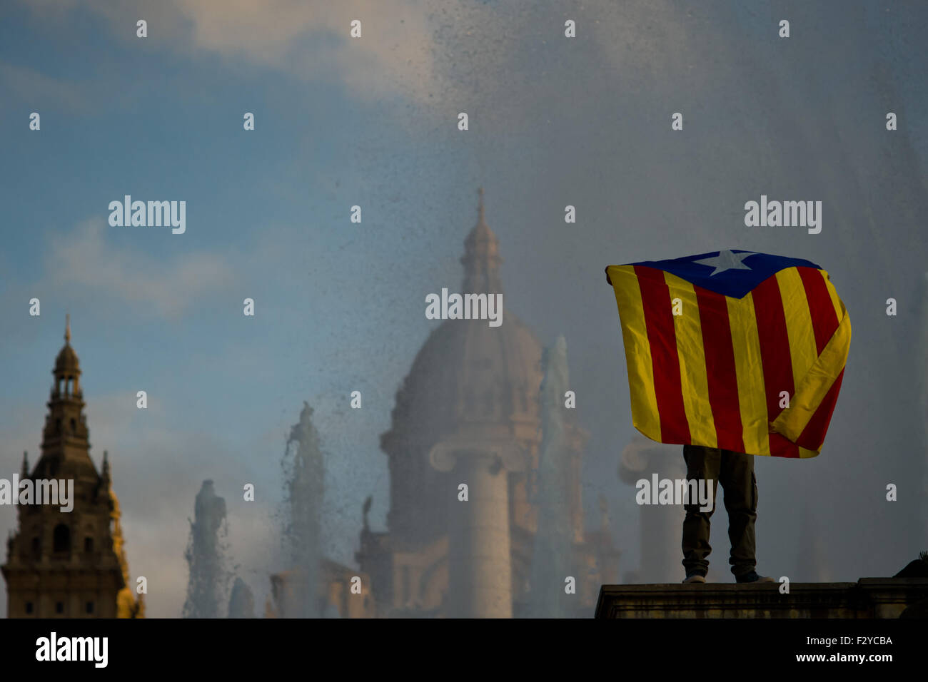 Barcelone, Catalogne, Espagne. 25 Septembre, 2015. Un garçon est titulaire d'un estelada drapeau indépendantiste catalan () au cours de la dernière campagne de rallye 'Junts pel Si' (ensemble pour Oui) à Barcelone le 25 septembre, 2015. Dimanche prochain auront lieu des élections régionales en Catalogne. Les sondages indiquent que l'indépendance parties pourraient obtenir la majorité absolue. Crédit : Jordi Boixareu/ZUMA/Alamy Fil Live News Banque D'Images
